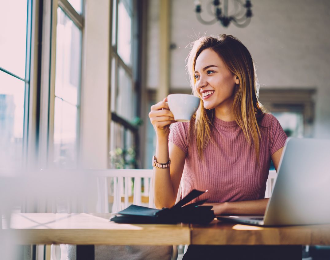 Studentin in einem Café